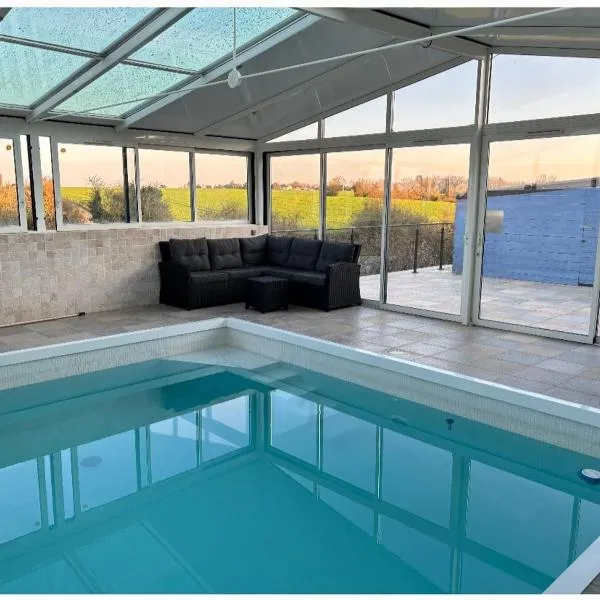 Maison avec PISCINE privée intérieure chauffée toute l'année，位于Vouneuil-sous-Biard的酒店