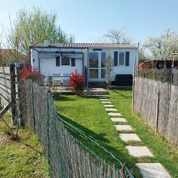 Chez Elvis et Agnès, logement climatisé,位于Saint-Loup的酒店