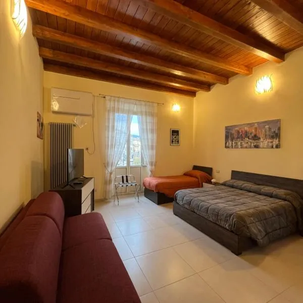 IN CENTRO Rooms and Apartments，位于伊索拉德利里的酒店