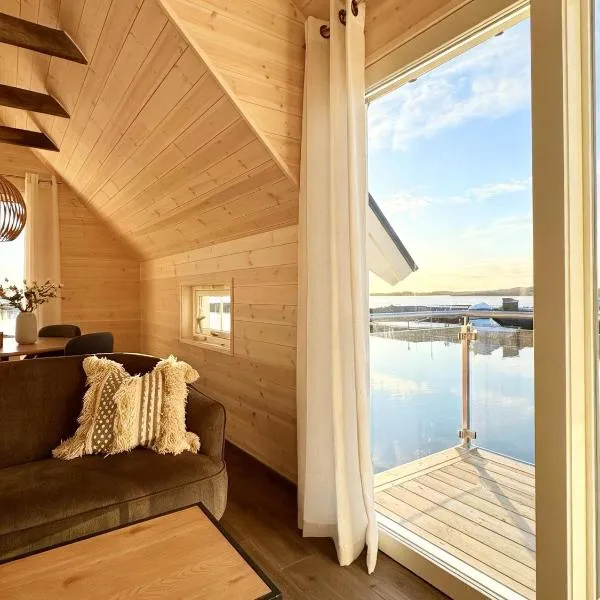 Rorbu Brønnøysund - høy standard - fantastisk havutsikt - privat brygge，位于布伦讷于松的酒店