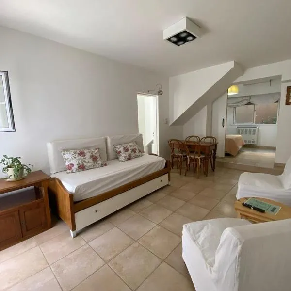 Departamento Alvarado con estacionamiento，位于布兰卡港的酒店