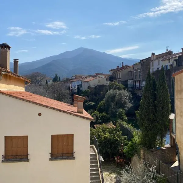 Mountain View - 3-Bedroom, Air-Conditioned Village House in Sorède，位于索雷德的酒店