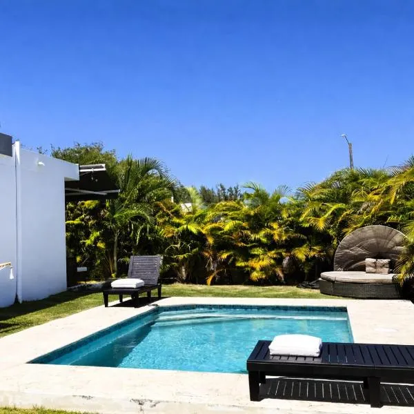 Ocean Motion Rental Casa en la playa con piscina cerca Yunque y VSjuan，位于Loiza的酒店