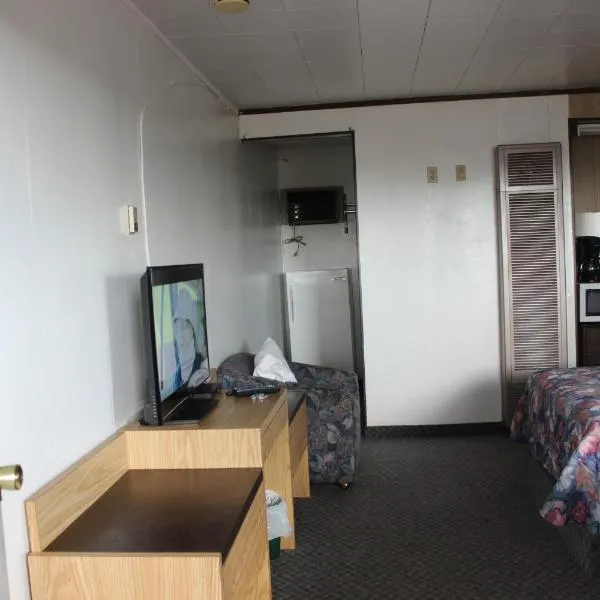 Raval Paradise Motel and RV Park，位于Youngstown的酒店