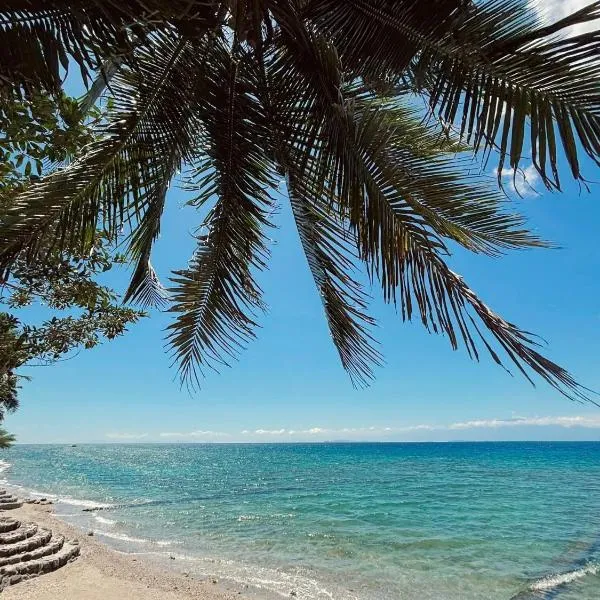 Beachfront house with private pool, Lobo Batangas，位于Lobo的酒店