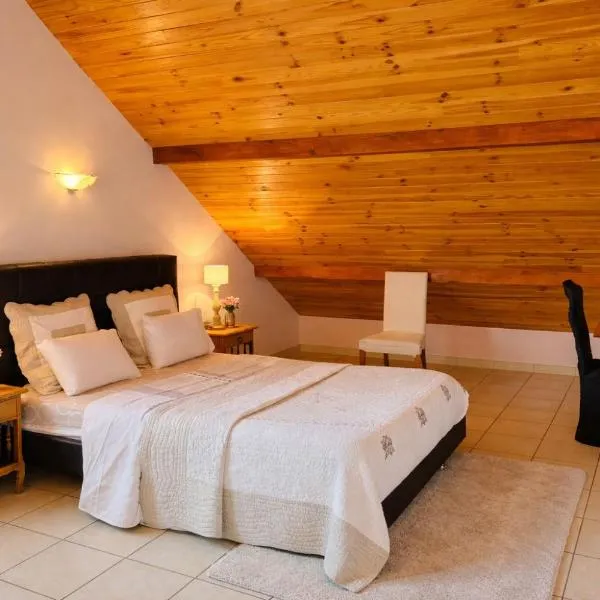 Le Rocher des Ducs, Chambres d'hôtes, parking privé, abris motos，位于Le Glaizil的酒店