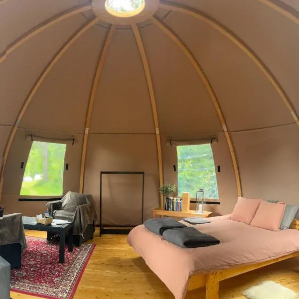 Romantic night in a dome tent lake view,位于Bjuråker的酒店