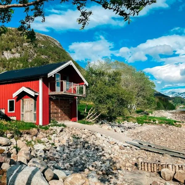 Unique boathouse with a spectacular view，位于Oldra的酒店