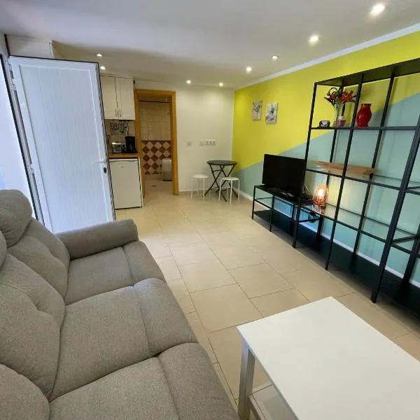 schönes kleines Apartment mit idyllischem Blick-air conditioning is not included，位于卡拉加尔达纳的酒店