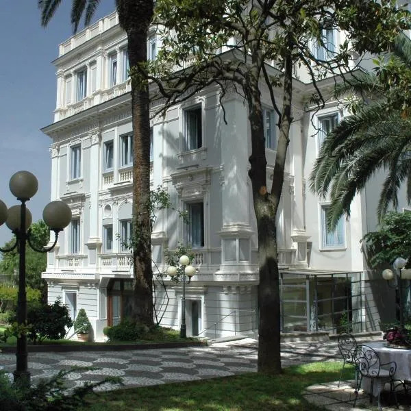 弗洛拉酒店，位于Colonna的酒店