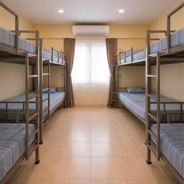 Ac Luxurious Bed with breakfast In Thane West only for Male，位于塞恩的酒店