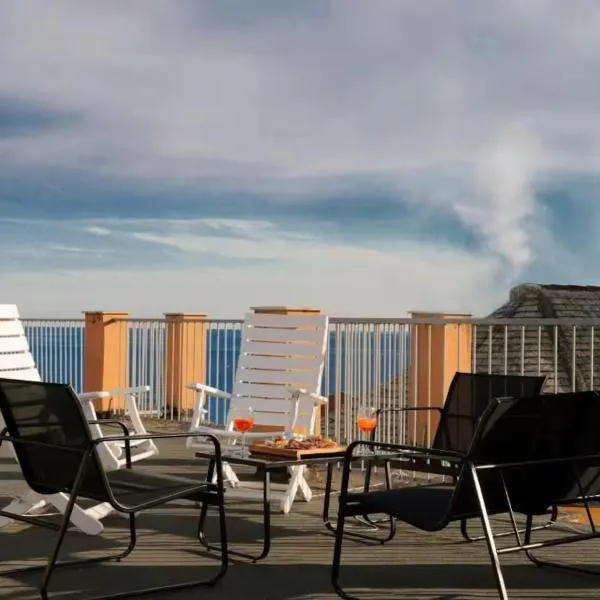 Vista Mare, Terrazza e Parcheggio Gratis，位于莫内利亚的酒店