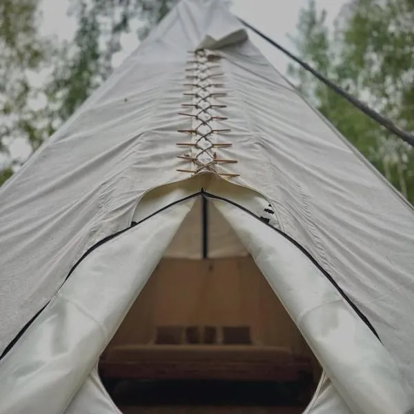 Bonair Tipi Village I Glamping，位于Călăţele的酒店