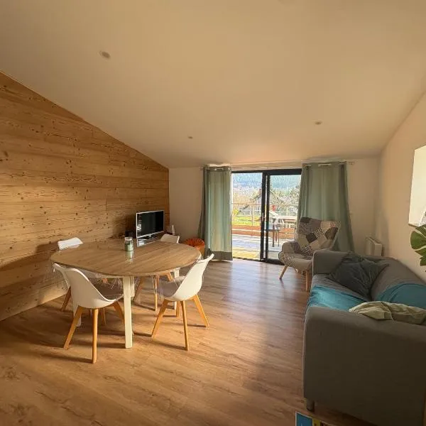 Le Chalet des 5 avec piscine vue sur les montagnes et en lisière de forêt，位于Lutzelhouse的酒店