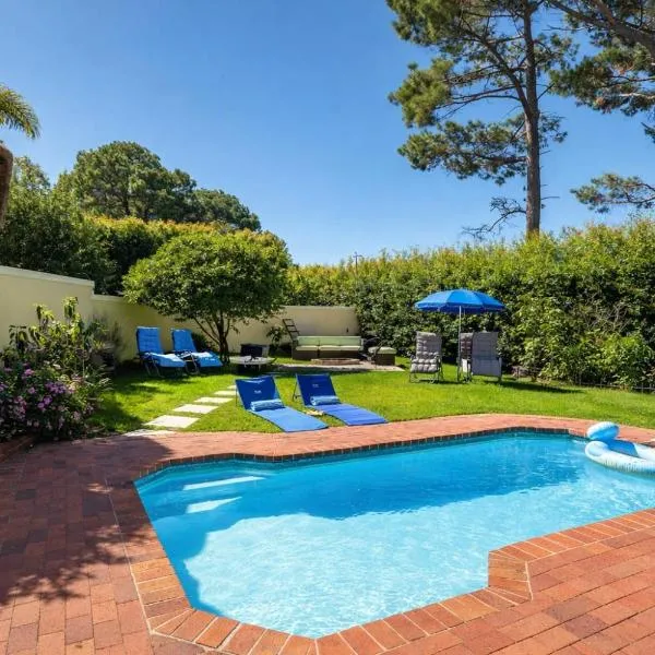3 Bedroom Family Home, Pool & Garden, Upper Constantia,位于康斯坦提亚的酒店