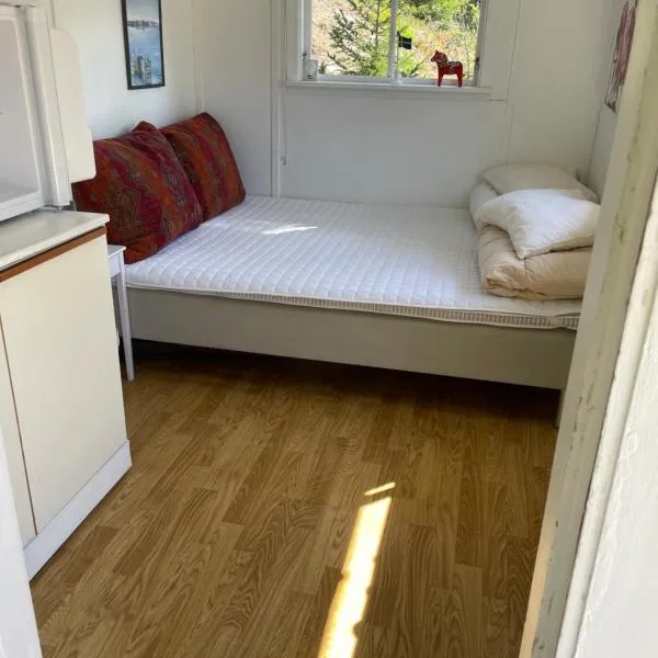 Sjönära ENKEL övernattningsstuga på berg med terrass, toilet in other house, outsideshower，位于奥克什贝里亚的酒店