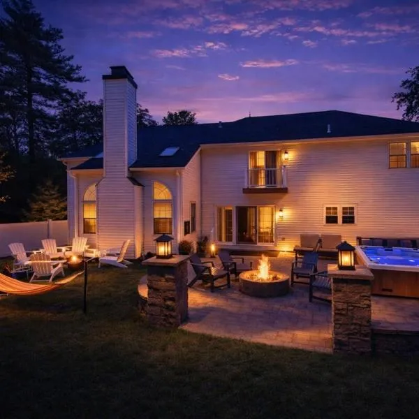 Luxury Villa with Hot Tub, Two Fire Pits, King Bed Suite, Game Room & Fenced Yard，位于东斯特劳兹堡的酒店