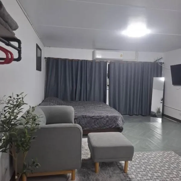 Popular Muang Thong Thani Condo, Building T9, Floor 4, Room 36，位于Thung Si Kan的酒店