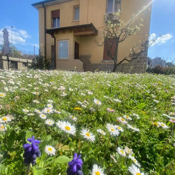 Casa Vacanza Alle Pratoline covered parking for bicycles and motorcycles，位于穆贾的酒店