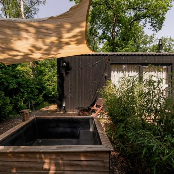Luxe Hottub Japandi Tiny house in het Bos，位于宁斯佩特的酒店
