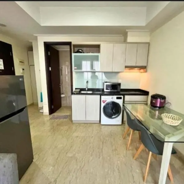 MENTENG PARK EMERALD SPACIoUS 2BEDROOM APARTMENT WITH BEAUTIFUL BALCONY SUPER COMFORTABLE HOTEL GRADE AMENITIES 57SQM 6 PAX，位于雅加达的酒店