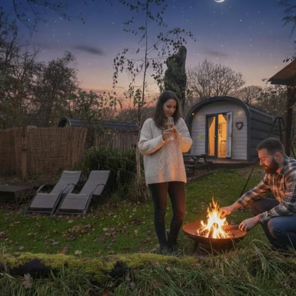 Emlyn's Coppice - Luxury Woodland Glamping，位于霍利韦尔的酒店