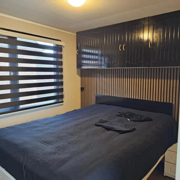 Houten Chalet nabij Beekse Bergen，位于希尔瓦伦比克的酒店
