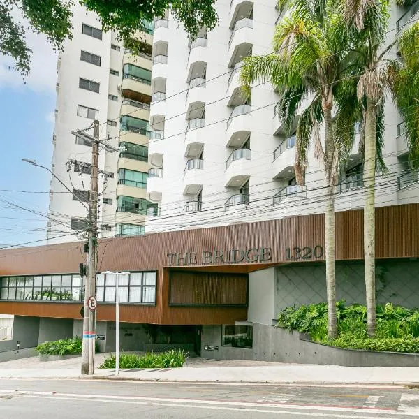 The Bridge by Viva - Prédio com piscina no terraço e academia em Floripa，位于弗洛里亚诺波利斯的酒店