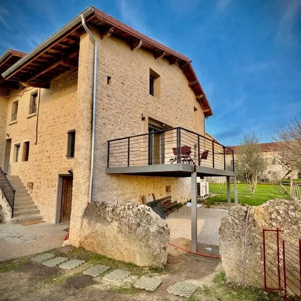 A l'ombre des vignes, chambres d'hôtes 3 épis avec piscine，位于Poncin的酒店