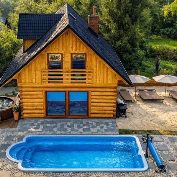 Polana Słowikowa 5 star- domek w górach z jacuzzi, sauna,basen,ogród z lasem, kominek i narty，位于Stróża的酒店