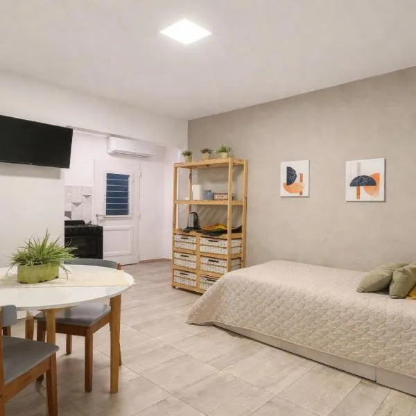 Departamento moderno equipado en vicente López con ubicacion inmejorable , 100 metros del tren , cerca de River, tecnopolis , a pasos tenes todo，位于Florida的酒店