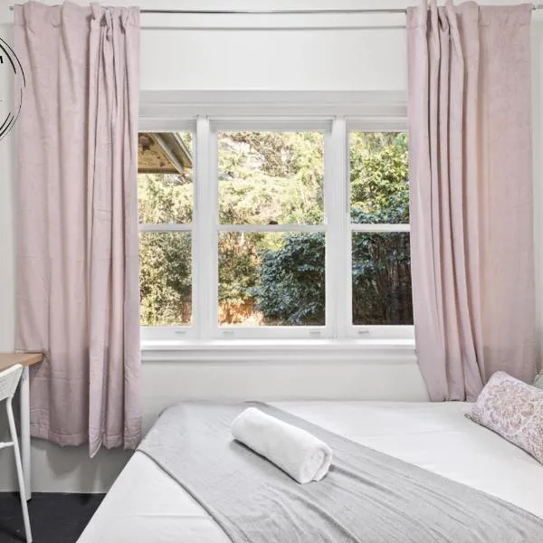 No Frill Affordable Single Room - Seconds to Transport & Shops - Shared Bathroom，位于Killara的酒店