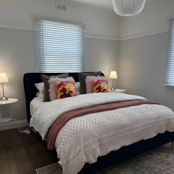 Daisy Cottage on Duke 3BR，位于Yarram的酒店
