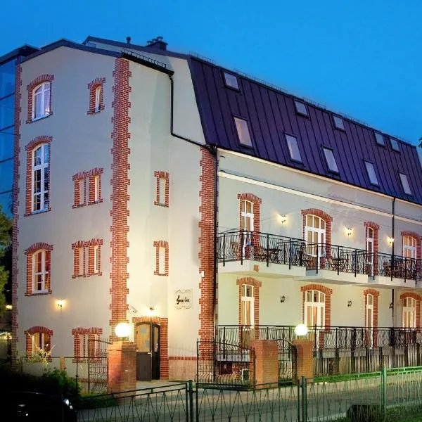 Paria Hotel，位于Krzyżanów的酒店