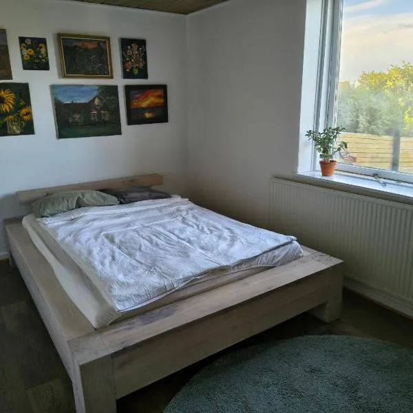 Cozy guest house with terrace，位于奥尔堡的酒店