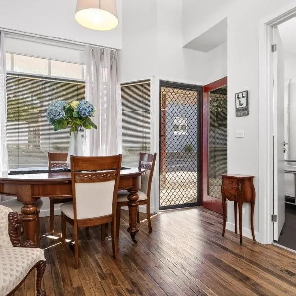 Timboon Central Boutique Apartment on the Rail Trail，位于Timboon的酒店