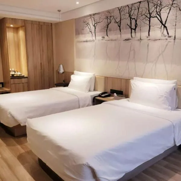 南京中山陵景区苜蓿园地铁站亚朵酒店，位于南京的酒店