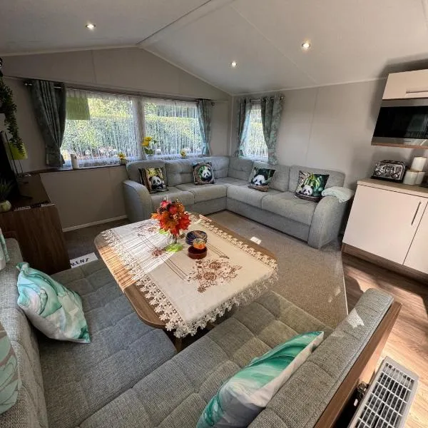 Wl34 Caravan Haggerston Castle Private Decking，位于特维德上游的贝里克的酒店