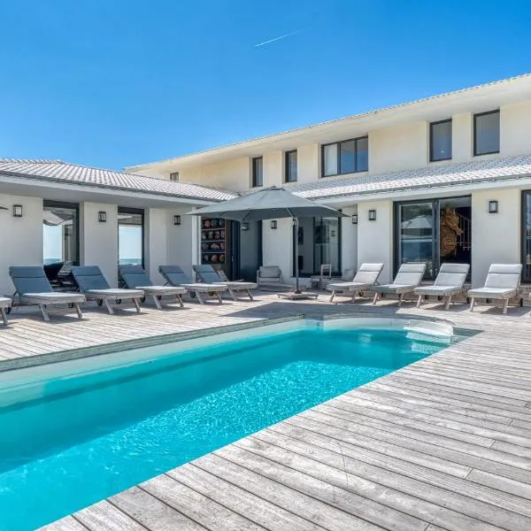 Villa Océans Oceanfront Pool Spa Sleeps 15 in Bretignolles sur Mer，位于滨海布雷蒂尼奥勒的酒店