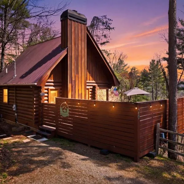 Blue Ridge Cozy Cabin King Bed Hot Tub & Dog Friendly，位于蓝岭的酒店