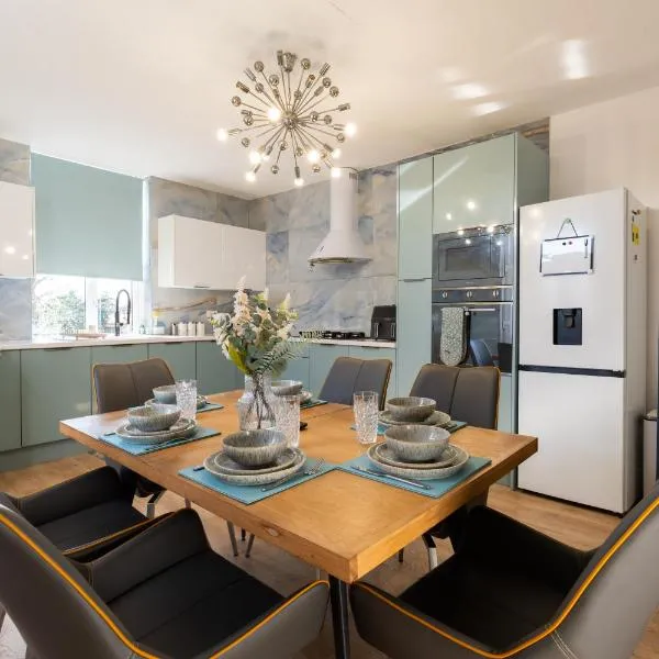 Warden Home-9 Guests-4 bedrooms-Near Etihad Stadium & CO-OP Arena-100 - near Train Station & Bus Station，位于曼彻斯特的酒店