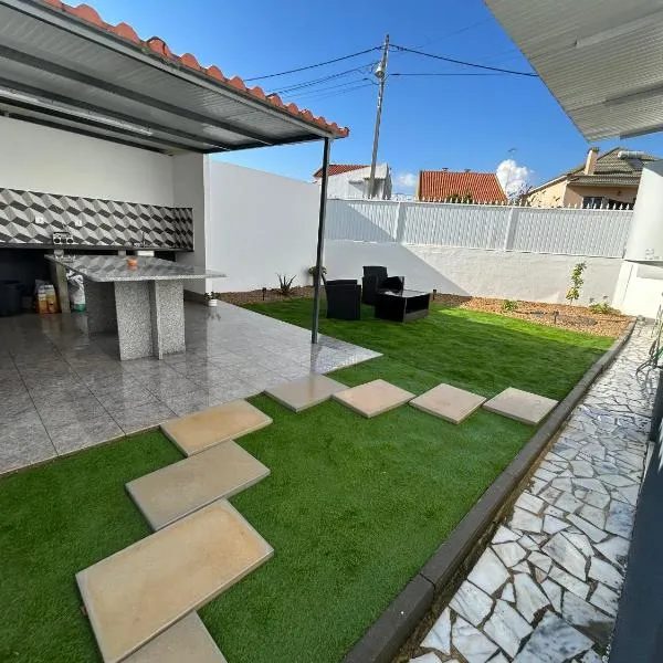 Casa na Charneca da Caparica com Espaço Exterior，位于沙尔内卡的酒店