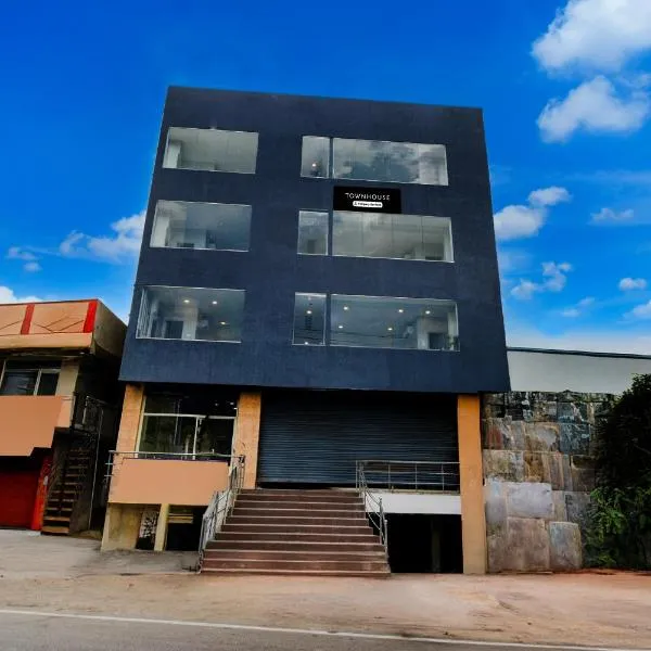 Super Townhouse Cherlapally Bus Terminal Formerly Hotel Chakripuram，位于Maula Ali的酒店