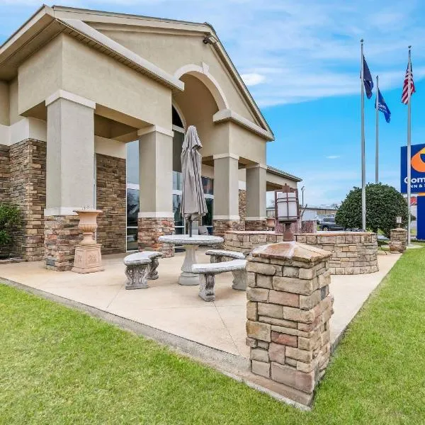 Comfort Inn & Suites Greenwood near University，位于格林伍德的酒店