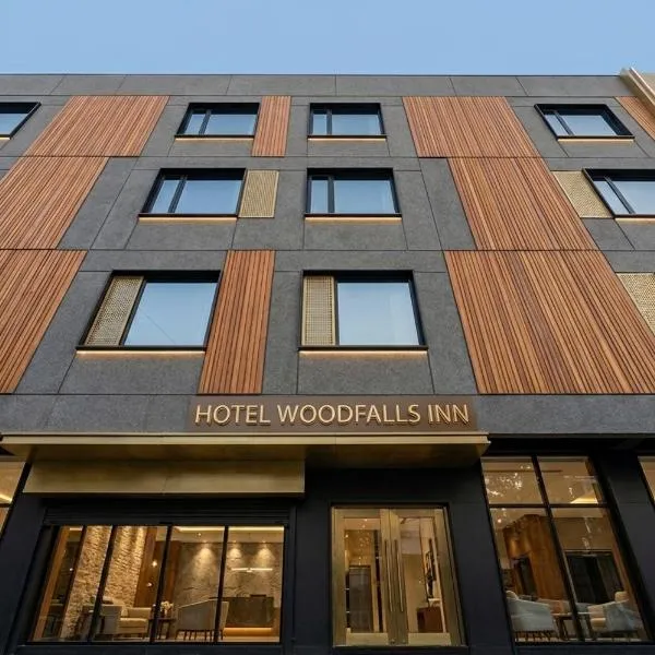 HOTEL WOODFALLS Inn，位于Behror的酒店
