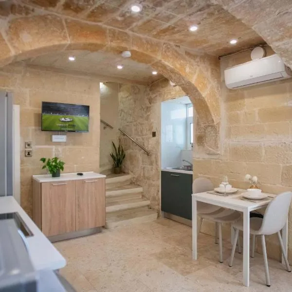 Hnejja Stays - Maltese Character Maisonette in Floriana- 5-Min Walk to Valletta，位于弗洛里亚纳的酒店
