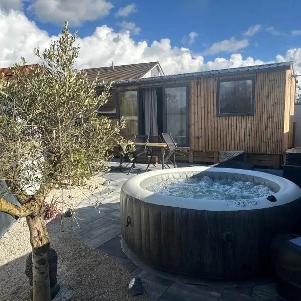 Tiny house 3 à 4 personnes，位于Saint-Loup-Nantouard的酒店