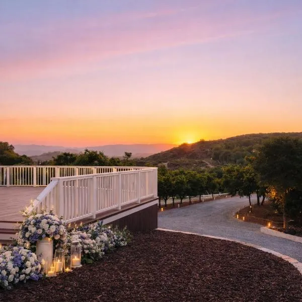 Panorama Paradiso by CasadeLuz, 5Acre 360 Retreat close to Old Town Temecula Wine Country，位于蒂梅丘拉的酒店