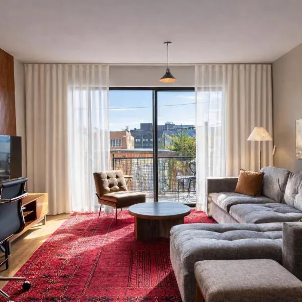 Walker's Point Designer 2BR · Prime Location with Balcony and Gym · Sleeps 6，位于密尔沃基的酒店