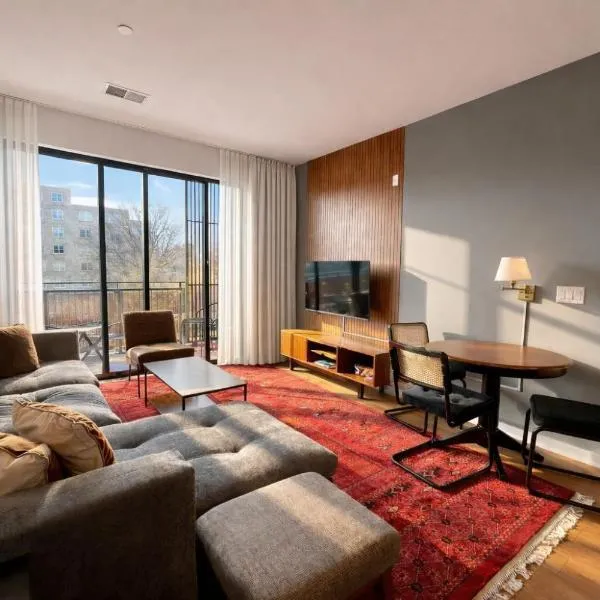 Walker's Point Designer 2BR · Prime Location with Balcony and Gym · Sleeps 6，位于密尔沃基的酒店